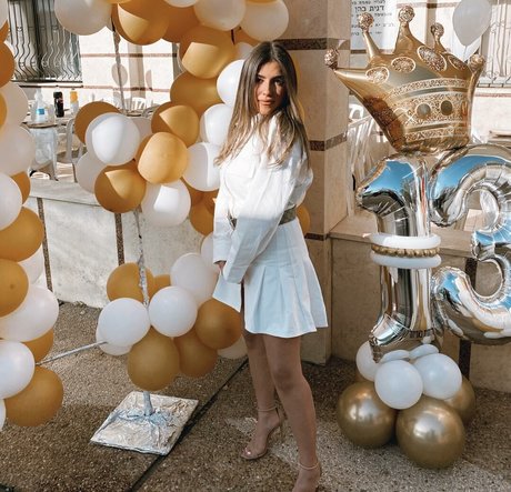 Meshi Malka modèle adulte photo