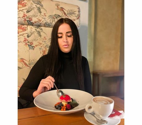 Katrina Louise Paul modelo caliente galería