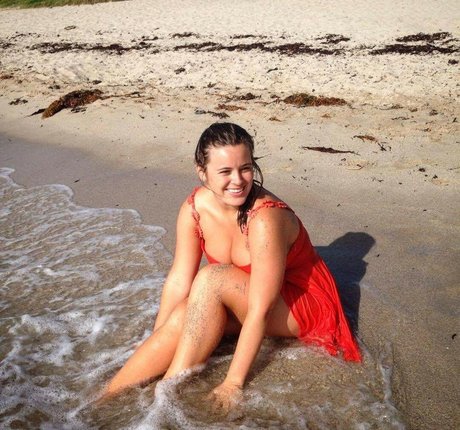 Tia Provost estrella sexy imagen