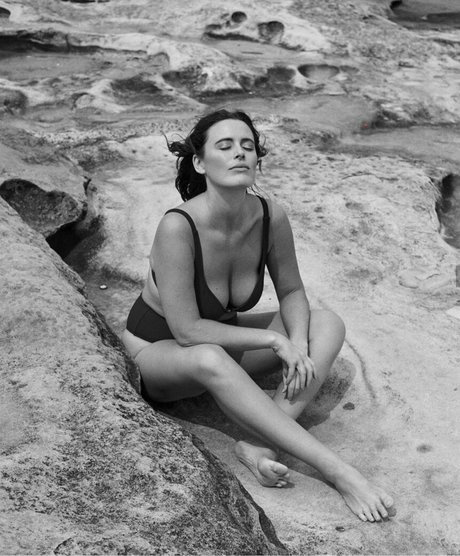 Tia Provost sexo modelo galerías