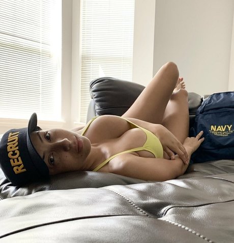 QueenSoTrill estrella porno atractiva imagen