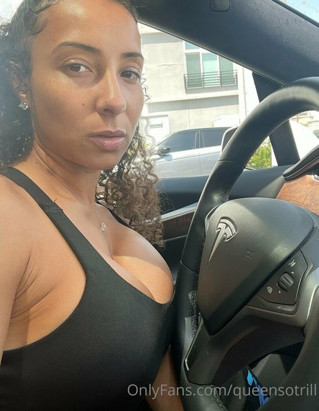 QueenSoTrill estrella porno atractiva archivo