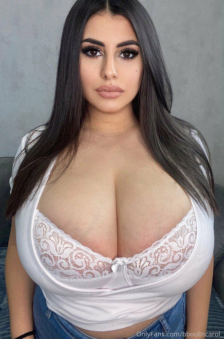 bboobscarol_ actriz atractiva foto