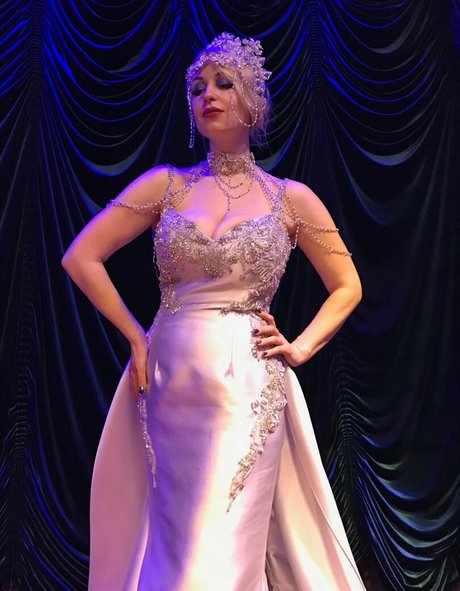 Kitty Orlova modèle magnifique galeries