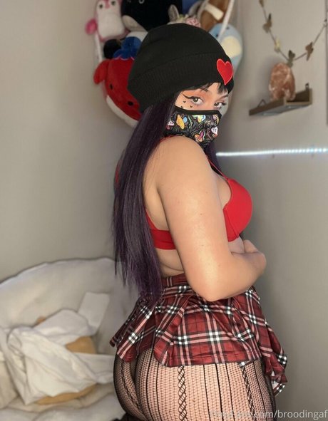 broodingaf erotic model pic