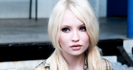 Emily Browning jolie star du porno images