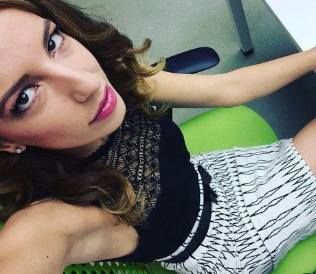 Vanessa Lengies actriz atractiva imágenes