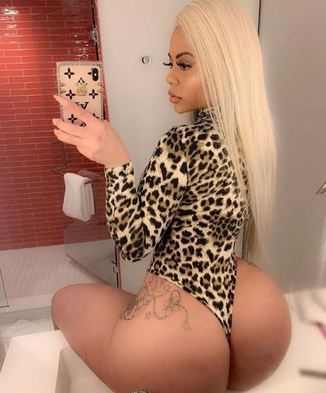 Strella Katt arte modelo galería