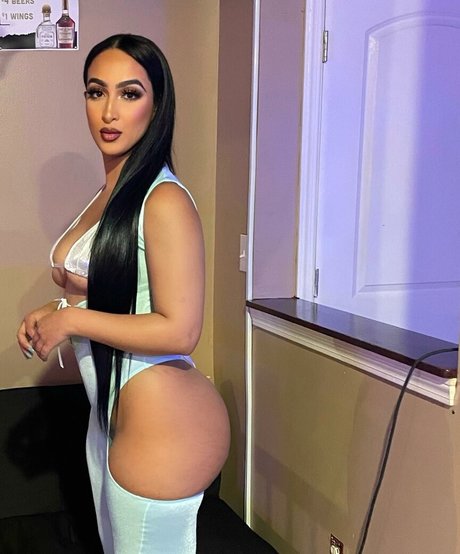 Omaima Benamre exclusive model image