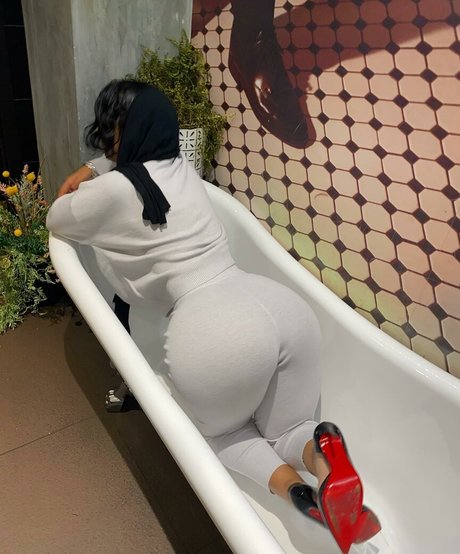 Omaima Benamre star du porno parfaite des photos