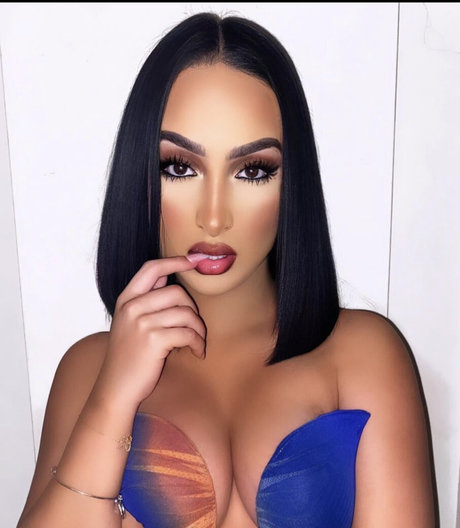 Omaima Benamre model sexy photo