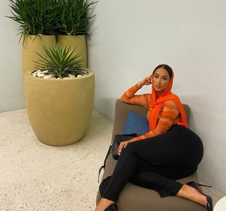 Omaima Benamre modelo gratis imágenes