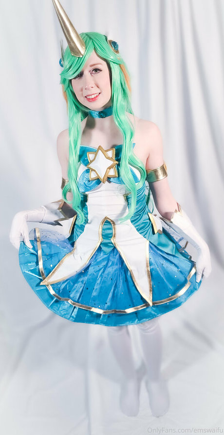 emswaifu modelo xxx foto