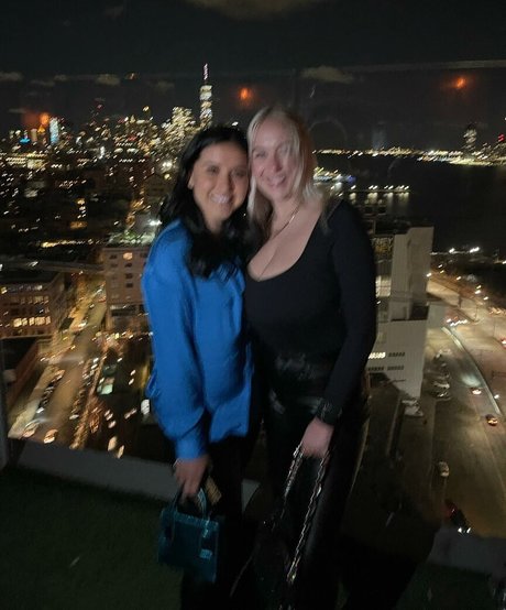 Holly Youpa modèle joli galeries