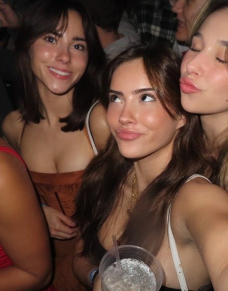 Julia Katelyn Ernst étoile chaude img