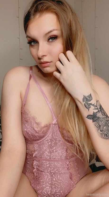 carlyraeofficial hermosa modelo foto