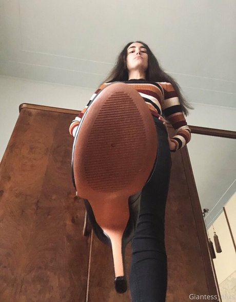 giantesselixs actrice parfaite photo