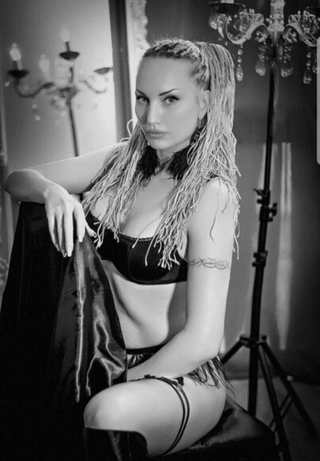 OnlyFans de MILF en extérieur chaud image