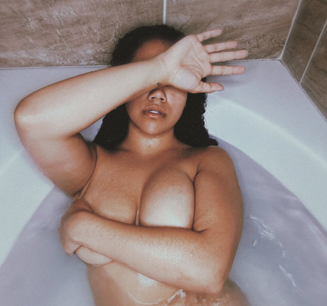 hoehuxtable model naked pic