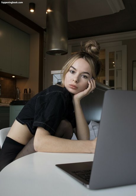 Emily Poker modelo desnuda foto