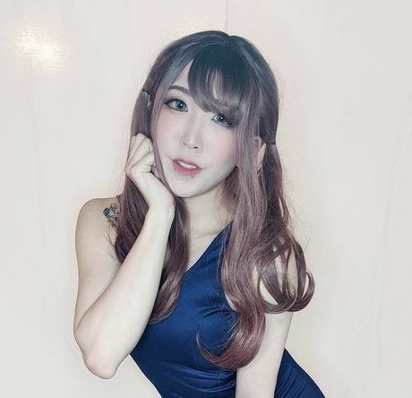 Cloudyninecos estrella porno atractiva galería