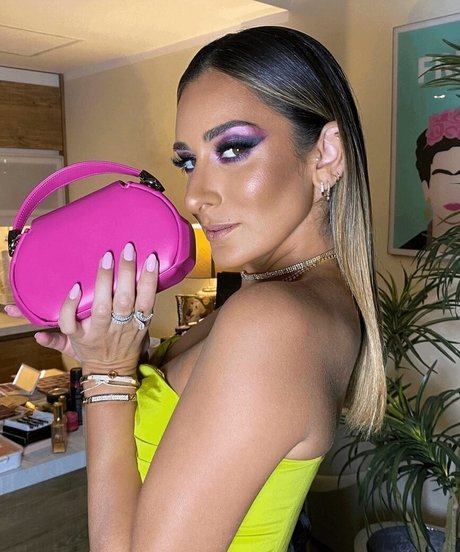 Amina Khalil modelo superior foto