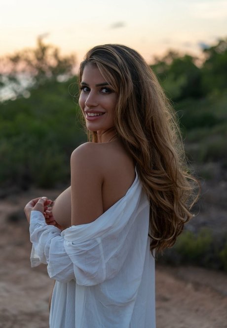 Laura Schultz actriz desnuda galerías