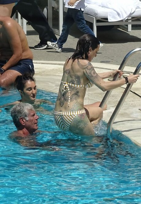 Asia Argento model nude images