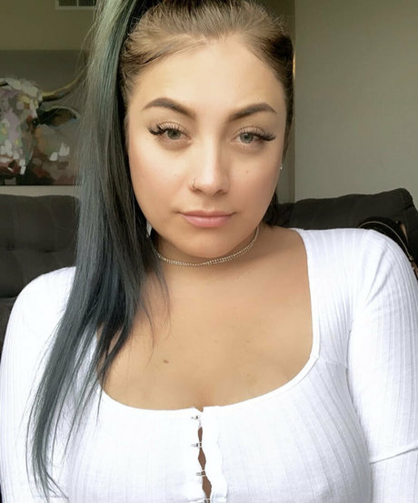 baddybinafree model pretty img