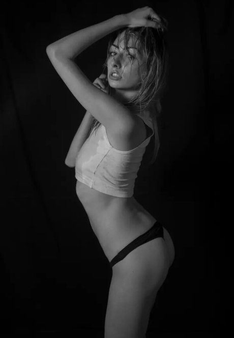 Daniela Bar exclusive star archive