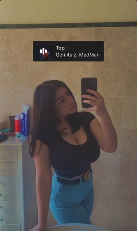 Vittoria Rubeo modelo atractivo galerías