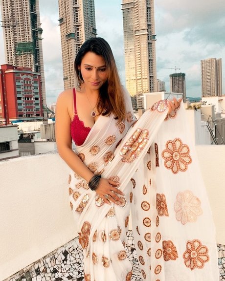 Karrishma Kar art model img