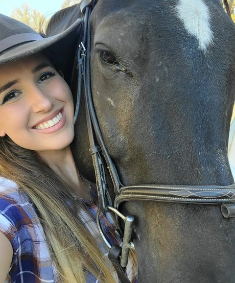 Lizzie All Day modèle hd galeries