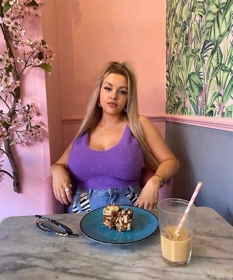Amber R Brightman adult star img