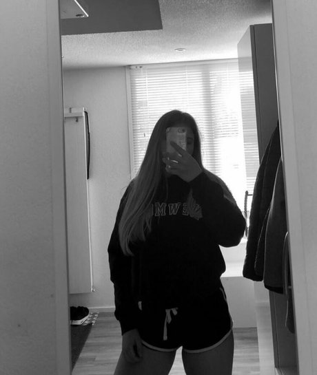 Aline Zwahlen estrella porno desnuda imagen