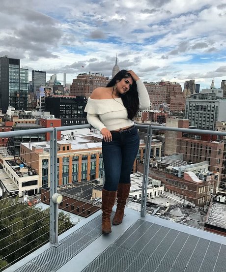 Sanjana étoile nue galeries