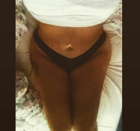 Megan Carys Gomer modelo superior imagen