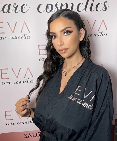 Chirine Sabaiti modelo desnuda foto