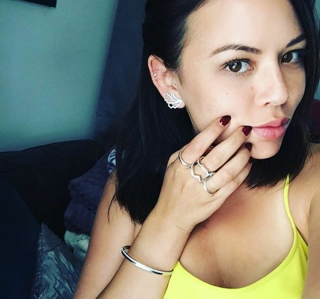 Janel Parrish estrella libre foto