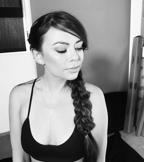 Janel Parrish estrella porno sexy foto