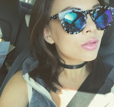 Janel Parrish actriz foto