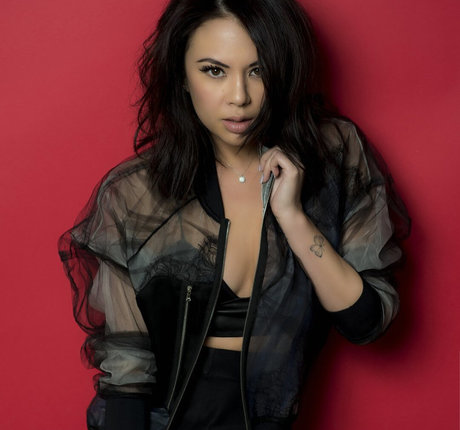 Janel Parrish estrella porno atractiva galerías