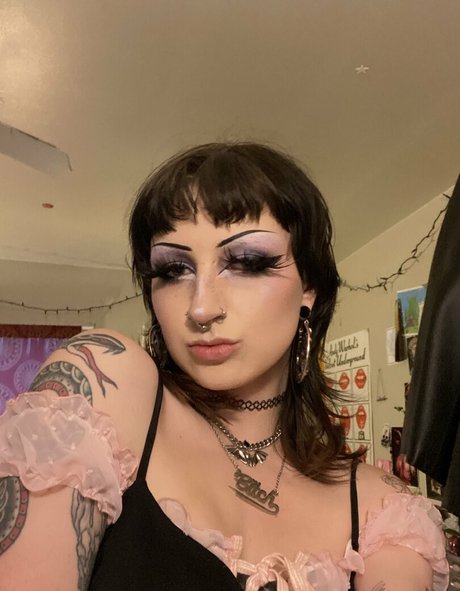 gothbimboxxx modèle sympa des photos