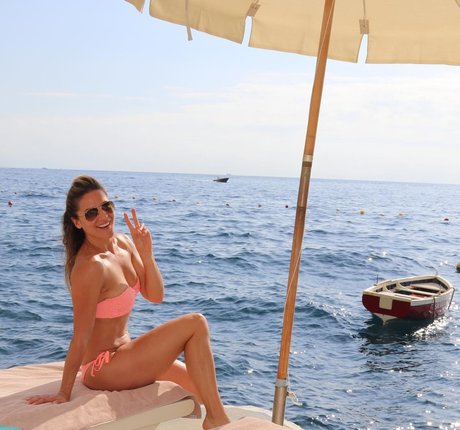 Amanda Byram actriz de arte galería