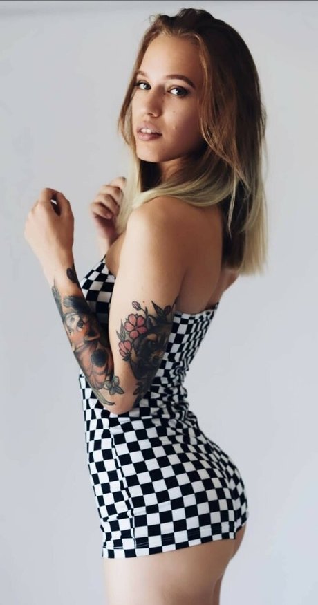 AliceTheFreak nus de stars du porno galeries