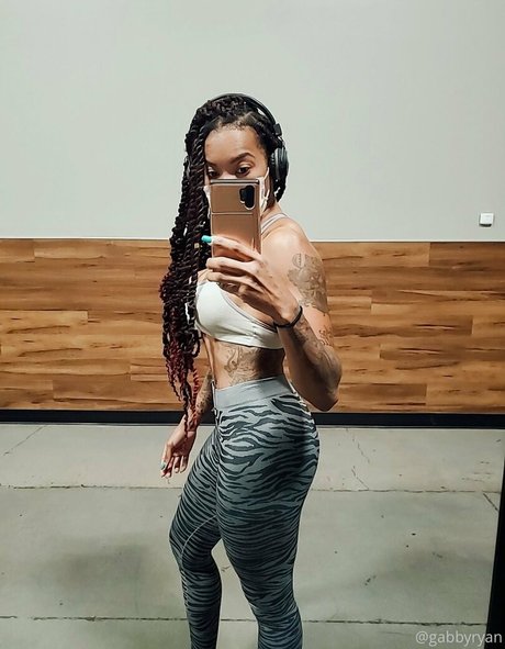 GabbyRyan modelo desnudos galerías