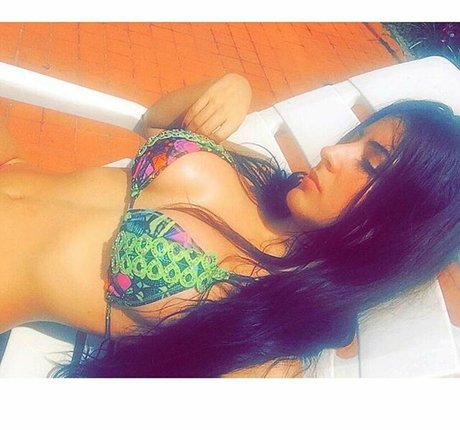 Estefania Sierra modelo desnuda imagen