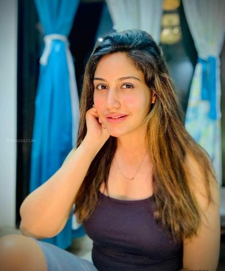 Surbhi Chandna modelo mejor imágenes