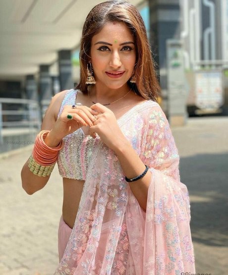 Surbhi Chandna modelo superior fotos