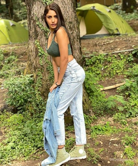 Surbhi Chandna modelo gratis imágenes